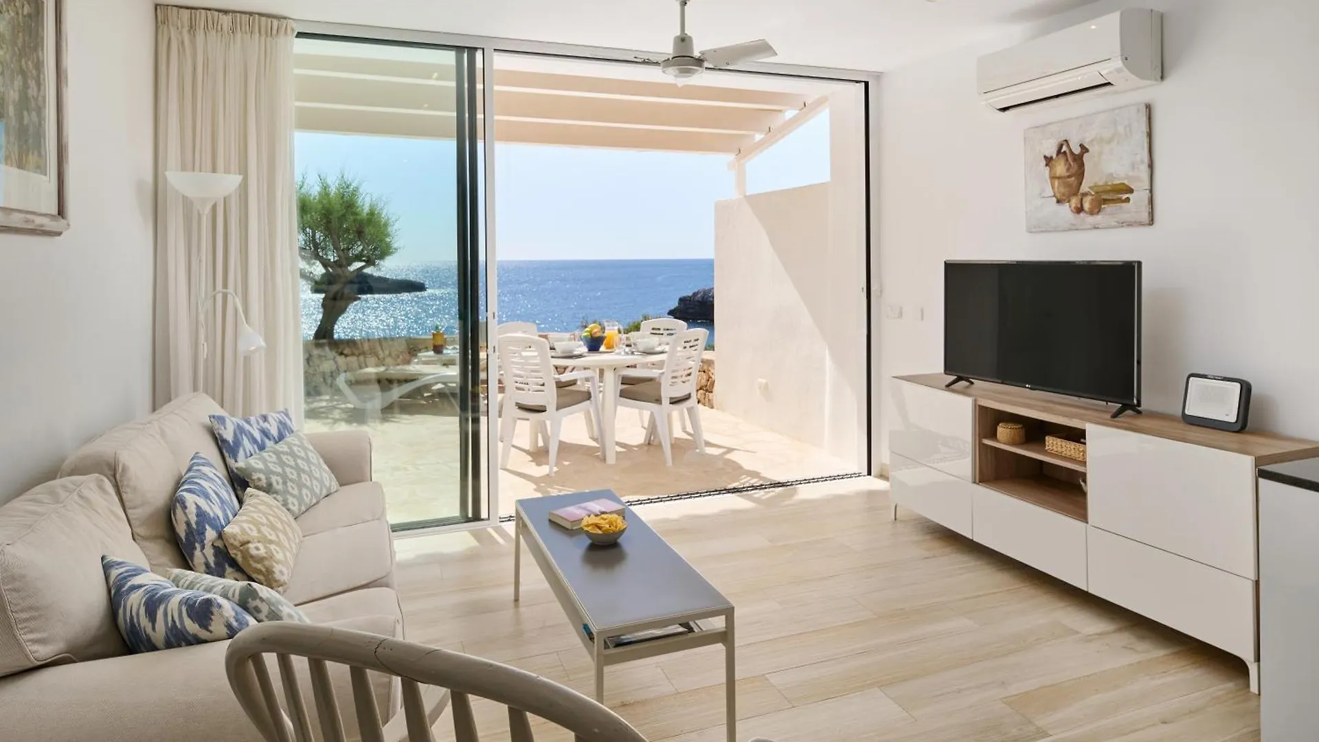 Sea Frontline Apartment 'Faraona'. Pool. Wifi Santanyi